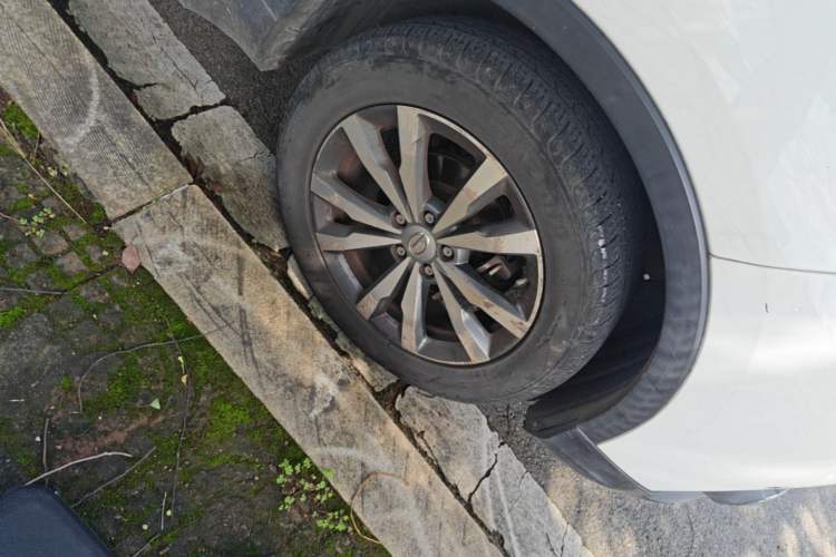 Used GAC Trumpchi GS3 2019 235T Automatic Elite Edition Right Front Wheel Hub