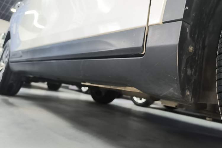Used GAC Trumpchi GS3 2019 235T Automatic Elite Edition Right Side Sill