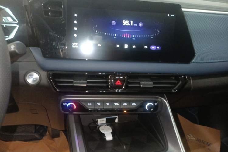 Used GAC Trumpchi GS3 2023 Shadow Speed 270T Enjoyment Edition Audio And AC Panel