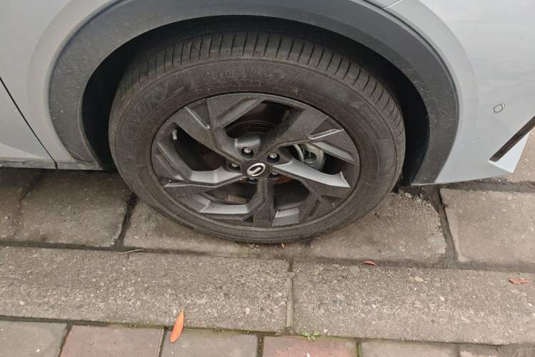 Used GAC Trumpchi GS3 2024 Shadow Speed 270T Dynamic MAX Right Front Wheel Hub