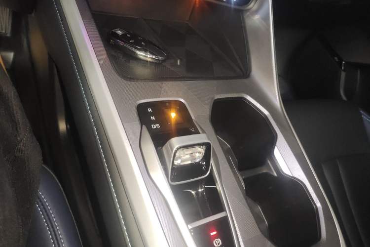 Used GAC Trumpchi GS3 2025 Shadow Speed 270T Enjoyment Edition Soaring to New Heights Gear Lever