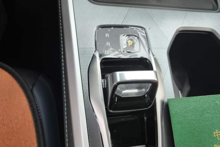 Used GAC Trumpchi GS3 2025 Shadow Speed 270T Enjoyment Edition Soaring to New Heights Gear Lever