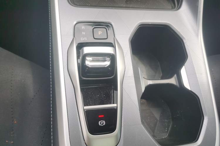 Used GAC Trumpchi GS3 2025 Shadow Speed 270T Enjoyment Edition Soaring to New Heights Gear Lever