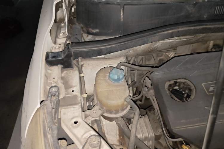 Used GAC Trumpchi GS4 2015 200T Manual Luxury Edition Engine Bay Right