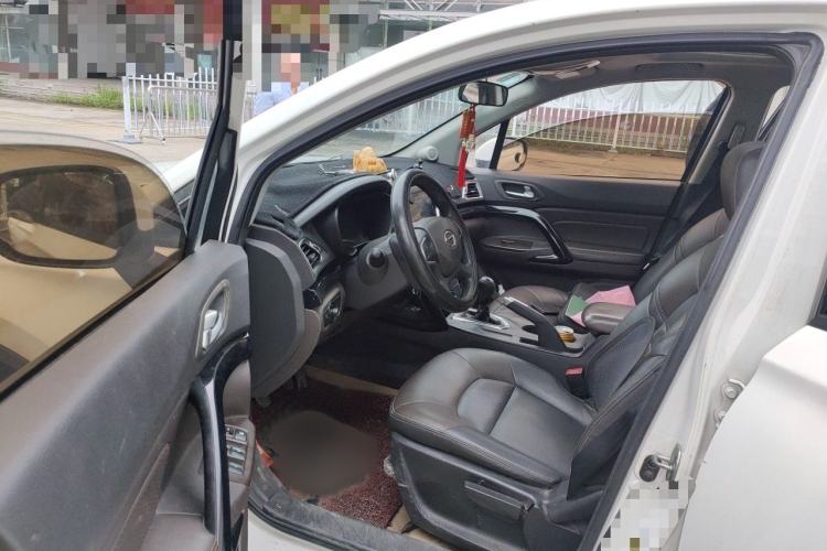 Used GAC Trumpchi GS4 2015 200T Manual Elite Edition Interior 3