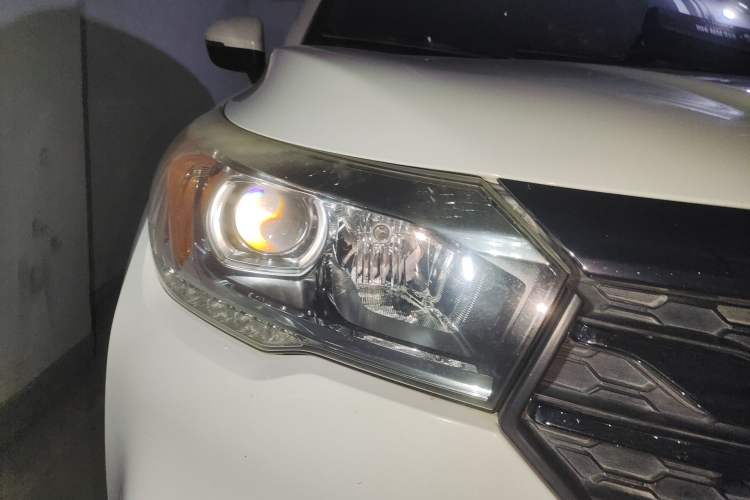 Used GAC Trumpchi GS4 2015 200T Manual Luxury Edition Right Front Headlight