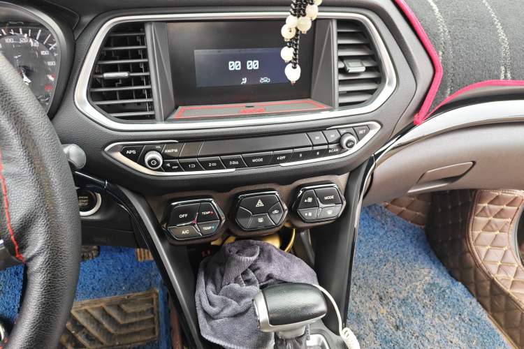 Used GAC Trumpchi GS4 2016 235T G-DCT Elite Edition Audio And AC Panel