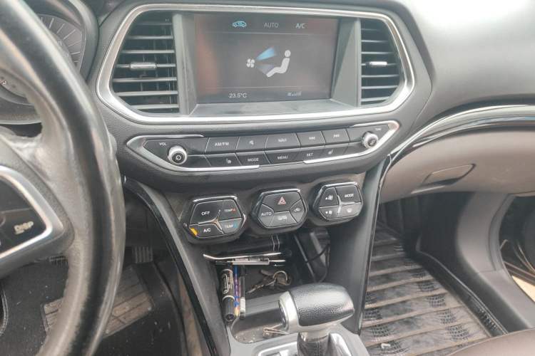 Used GAC Trumpchi GS4 2016 235T G-DCT Premium Edition Audio And AC Panel