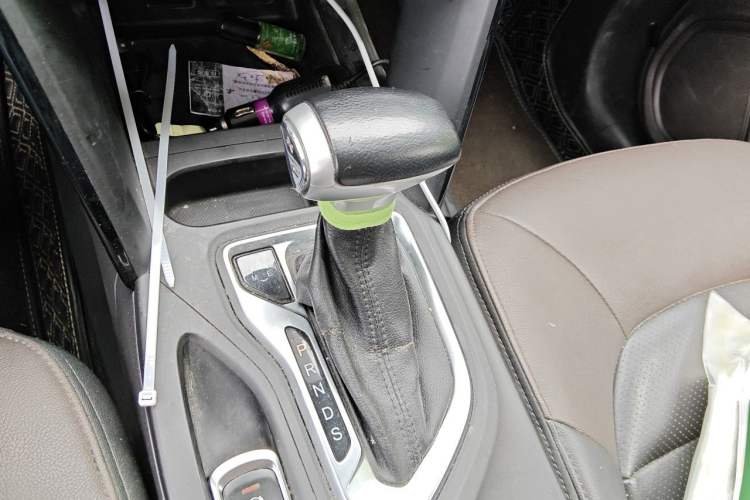 Used GAC Trumpchi GS4 2016 235T G-DCT Luxury Edition Gear Lever