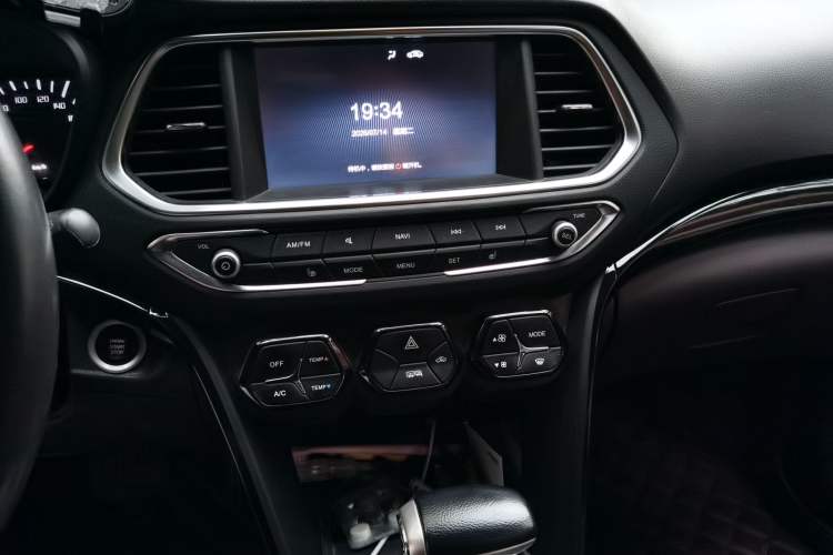 Used GAC Trumpchi GS4 2016 235T G-DCT Luxury Edition Audio And AC Panel