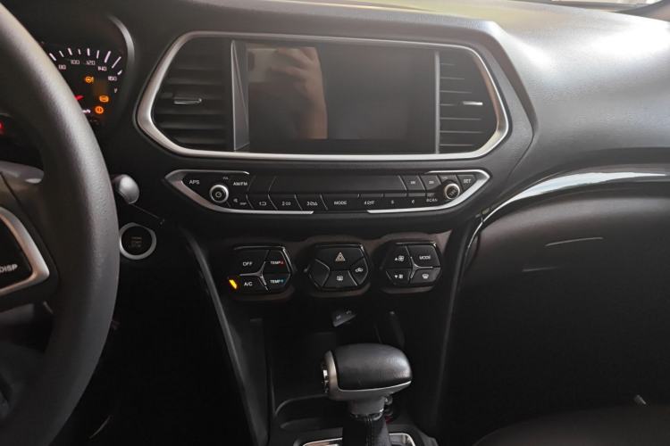 Used GAC Trumpchi GS4 2017 235T Automatic Two-Wheel Drive Elite Edition Audio And AC Panel