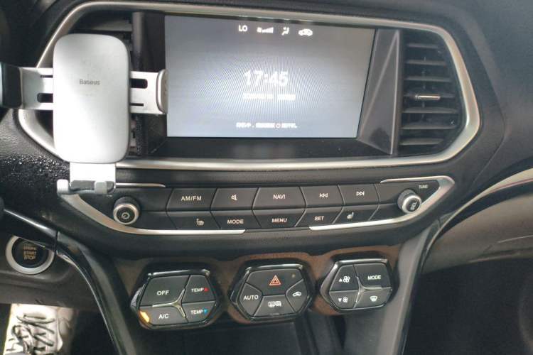 Used GAC Trumpchi GS4 2017 235T Automatic Two-Wheel Drive Luxury Smart Connectivity Version Audio And AC Panel