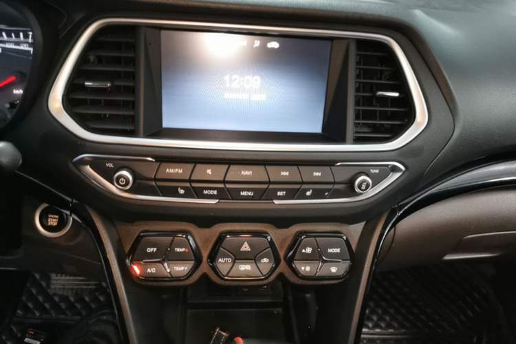 Used GAC Trumpchi GS4 2017 235T Automatic Two-Wheel Drive Luxury Smart Connectivity Version Audio And AC Panel