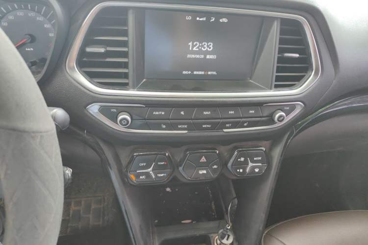 Used GAC Trumpchi GS4 2017 235T Manual Two-Wheel Drive Luxury Edition Audio And AC Panel