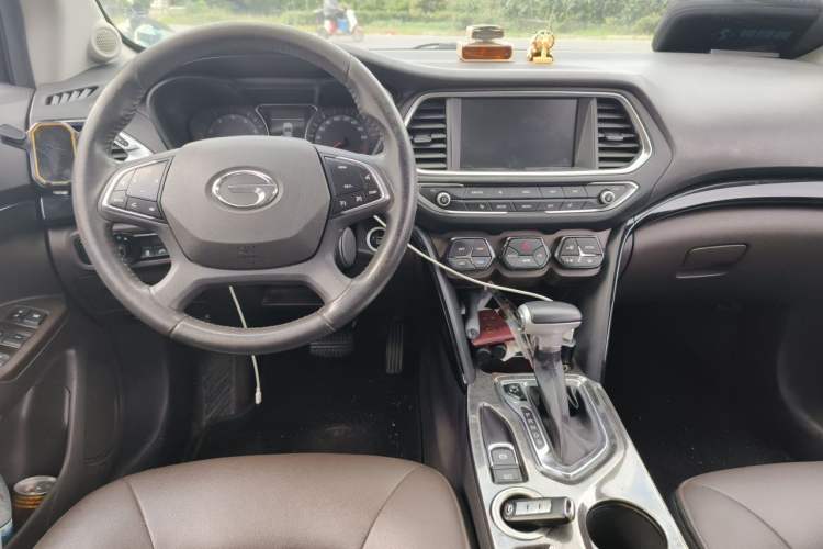 Used GAC Trumpchi GS4 2017 235T Automatic Two-Wheel Drive Luxury Smart Connectivity Version Center Console