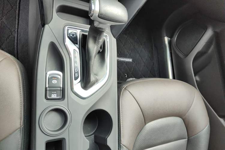 Used GAC Trumpchi GS4 2017 235T Automatic Two-Wheel Drive Luxury Smart Connectivity Version Gear Lever