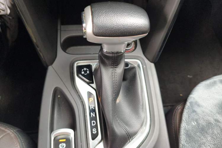 Used GAC Trumpchi GS4 2017 235T Automatic Two-Wheel Drive Luxury Smart Connectivity Version Gear Lever