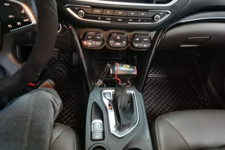 Used GAC Trumpchi GS4 2017 235T Automatic Two-Wheel Drive Luxury Smart Connectivity Version Gear Lever