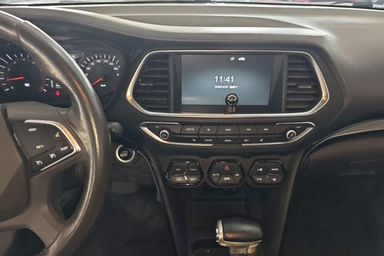 Used GAC Trumpchi GS4 2017 235T Automatic Two-Wheel Drive Luxury Smart Connectivity Version Audio And AC Panel