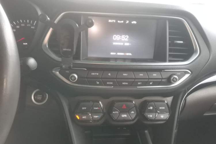 Used GAC Trumpchi GS4 2017 235T Automatic Two-Wheel Drive Luxury Smart Connectivity Version Audio And AC Panel