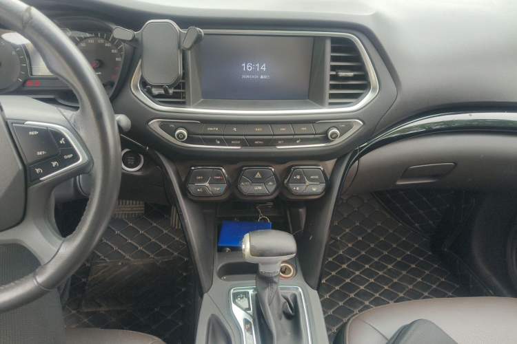 Used GAC Trumpchi GS4 2017 235T Automatic Two-Wheel Drive Luxury Smart Connectivity Version Audio And AC Panel