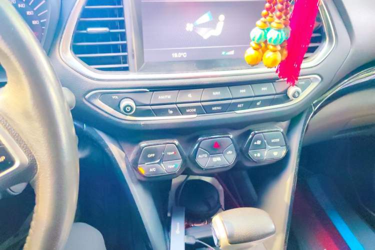 Used GAC Trumpchi GS4 2017 235T Automatic Two-Wheel Drive Luxury Smart Connectivity Version Audio And AC Panel