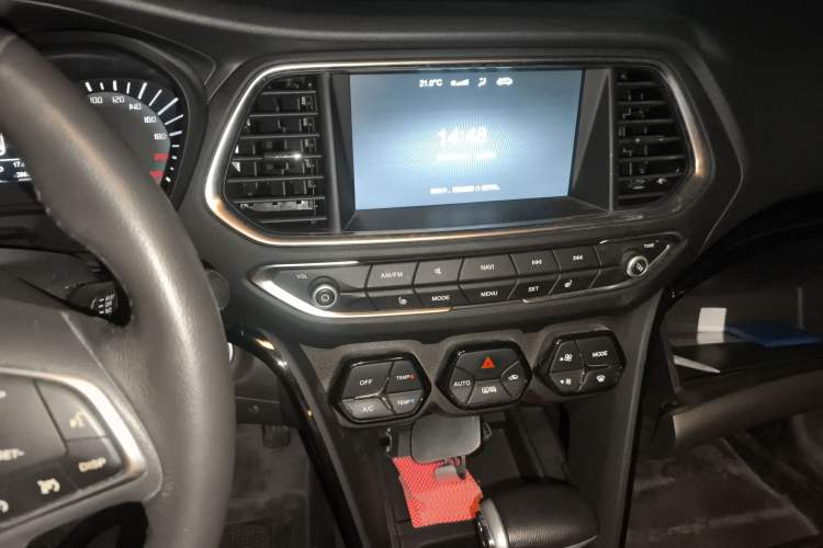 Used GAC Trumpchi GS4 2017 235T Automatic Two-Wheel Drive Luxury Smart Connectivity Version Audio And AC Panel