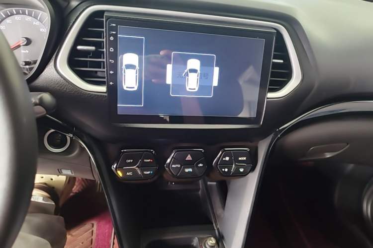 Used GAC Trumpchi GS4 2017 235T Automatic Two-Wheel Drive Luxury Smart Connectivity Version Audio And AC Panel
