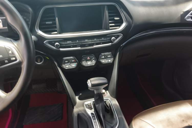 Used GAC Trumpchi GS4 2017 235T Automatic Two-Wheel Drive Luxury Smart Connectivity Version Audio And AC Panel