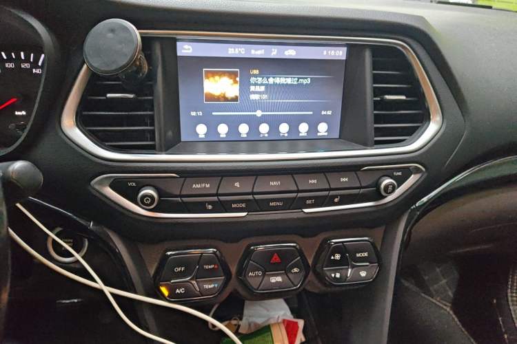 Used GAC Trumpchi GS4 2017 235T Automatic Two-Wheel Drive Luxury Smart Connectivity Version Audio And AC Panel