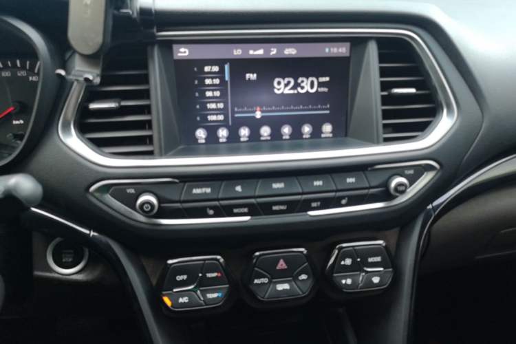 Used GAC Trumpchi GS4 2017 235T Automatic Two-Wheel Drive Luxury Smart Connectivity Version Audio And AC Panel