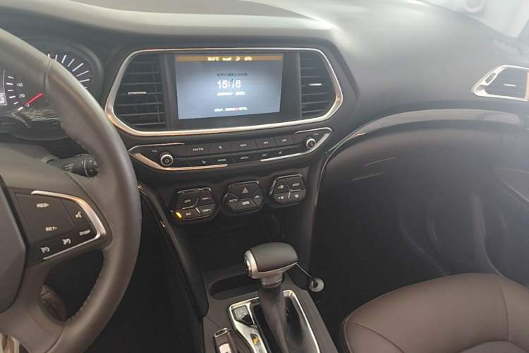 Used GAC Trumpchi GS4 2017 235T Automatic Two-Wheel Drive Luxury Smart Connectivity Version Center Console