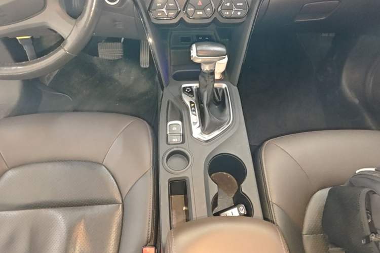 Used GAC Trumpchi GS4 2017 235T Automatic Two-Wheel Drive Luxury Smart Connectivity Version Gear Lever