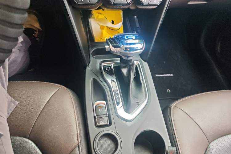 Used GAC Trumpchi GS4 2017 235T Automatic Two-Wheel Drive Luxury Smart Connectivity Version Gear Lever