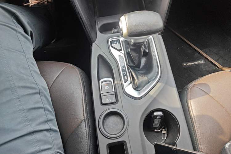 Used GAC Trumpchi GS4 2017 235T Automatic Two-Wheel Drive Luxury Smart Connectivity Version Gear Lever