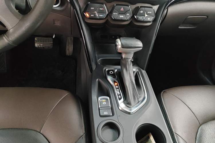 Used GAC Trumpchi GS4 2017 235T Automatic Two-Wheel Drive Luxury Smart Connectivity Version Gear Lever