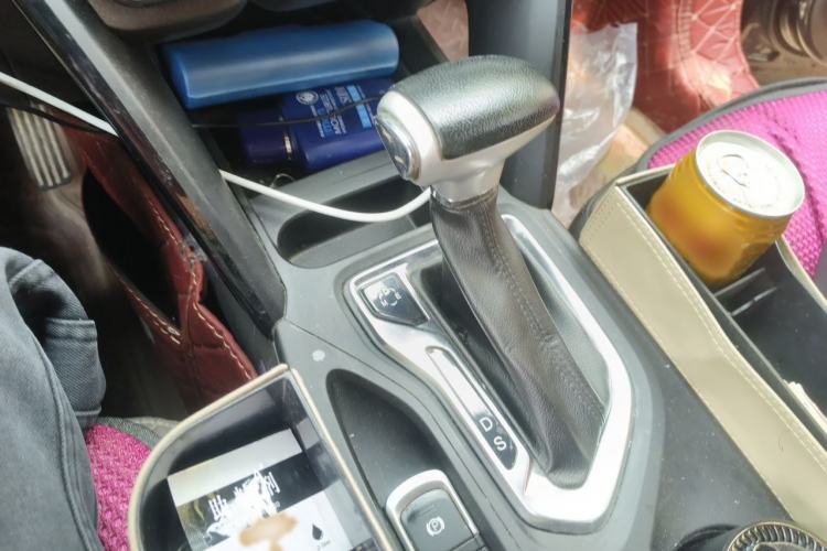Used GAC Trumpchi GS4 2017 235T Automatic Two-Wheel Drive Luxury Smart Connectivity Version Gear Lever