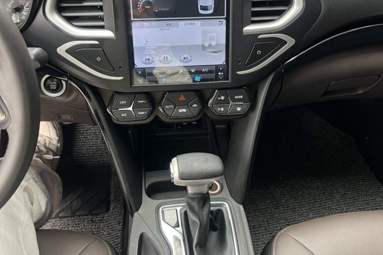 Used GAC Trumpchi GS4 2017 235T Automatic Two-Wheel Drive Luxury Smart Connectivity Version Interior 3