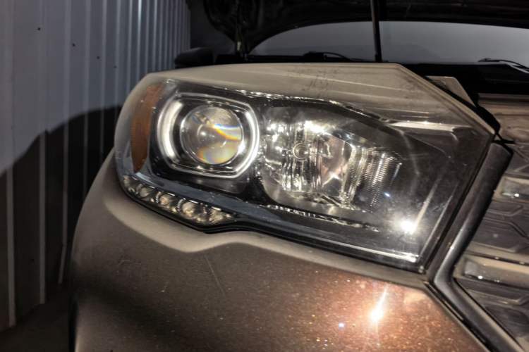 Used GAC Trumpchi GS4 2017 235T Automatic Two-Wheel Drive Luxury Smart Connectivity Version Right Front Headlight