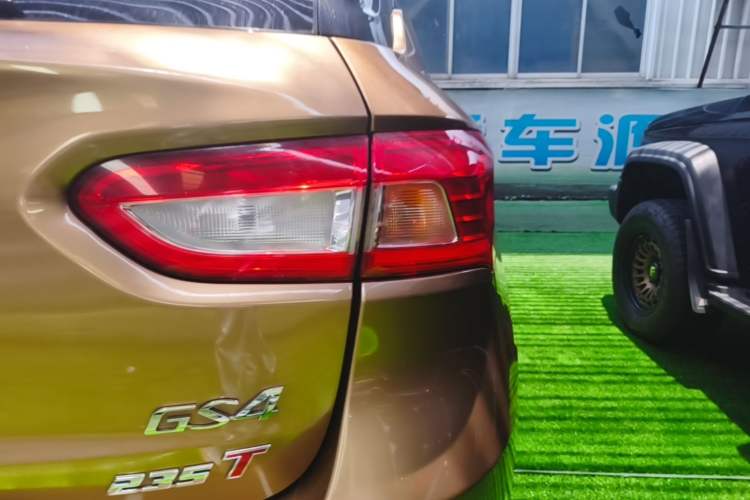 Used GAC Trumpchi GS4 2017 235T Automatic Two-Wheel Drive Luxury Smart Connectivity Version Right Rear Taillight