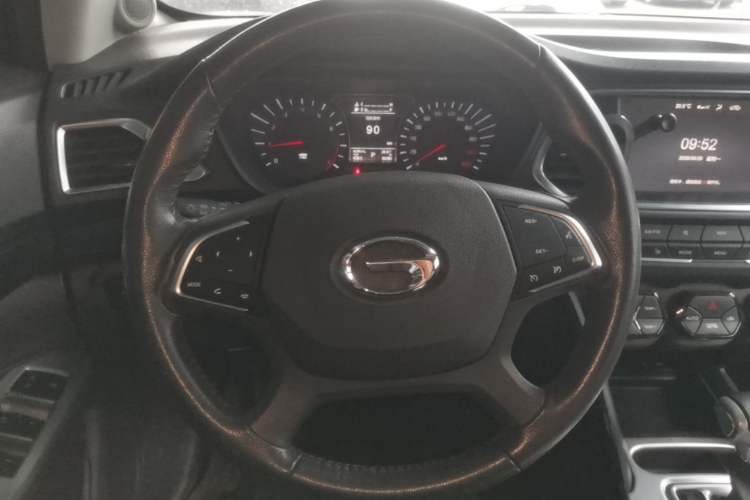 Used GAC Trumpchi GS4 2017 235T Automatic Two-Wheel Drive Luxury Smart Connectivity Version Steering Wheel