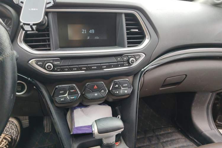 Used GAC Trumpchi GS4 2017 235T Automatic Two-Wheel Drive Elite Edition Audio And AC Panel