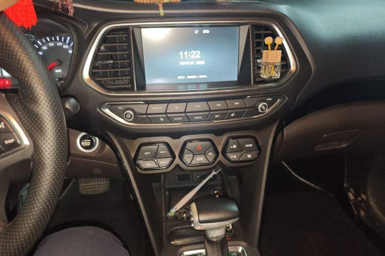 Used GAC Trumpchi GS4 2017 235T Automatic Two-Wheel Drive Luxury Smart Connectivity Version Audio And AC Panel