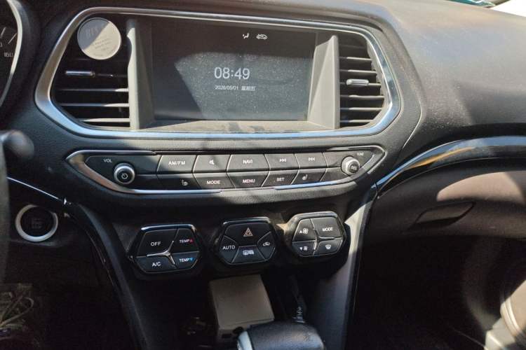 Used GAC Trumpchi GS4 2017 235T Automatic Two-Wheel Drive Luxury Smart Connectivity Version Audio And AC Panel