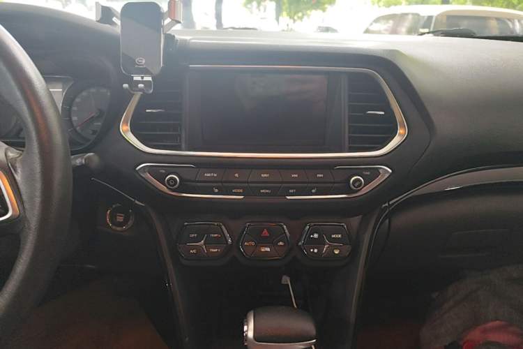 Used GAC Trumpchi GS4 2017 235T Automatic Two-Wheel Drive Luxury Smart Connectivity Version Audio And AC Panel