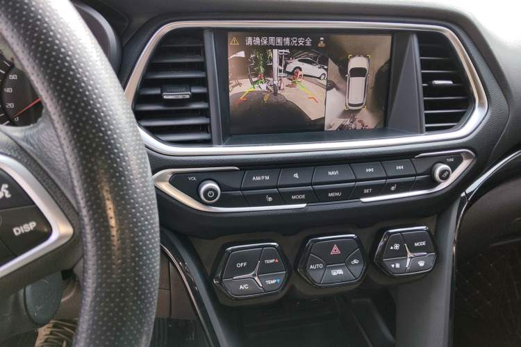Used GAC Trumpchi GS4 2017 235T Automatic Two-Wheel Drive Luxury Smart Connectivity Version Audio And AC Panel