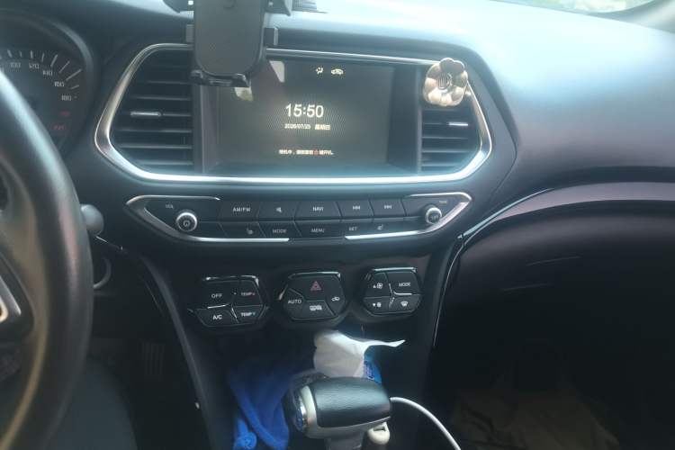 Used GAC Trumpchi GS4 2017 235T Automatic Two-Wheel Drive Luxury Smart Connectivity Version Audio And AC Panel