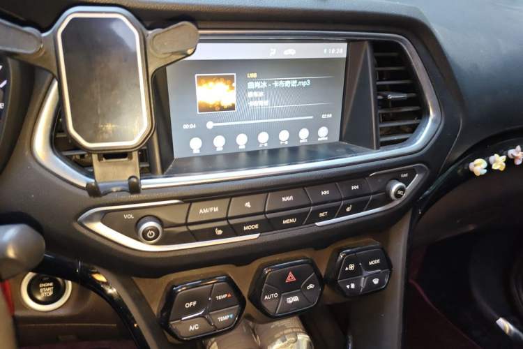 Used GAC Trumpchi GS4 2017 235T Automatic Two-Wheel Drive Luxury Smart Connectivity Version Audio And AC Panel