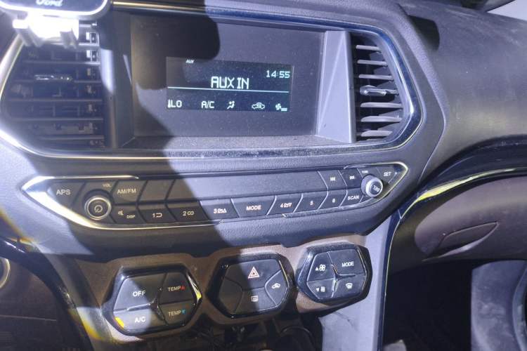 Used GAC Trumpchi GS4 2017 235T G-DCT Two-Wheel Drive Elite Edition Audio And AC Panel