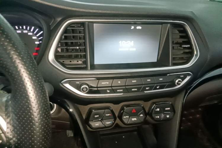 Used GAC Trumpchi GS4 2017 235T Automatic Two-Wheel Drive Luxury Smart Connectivity Version Audio And AC Panel